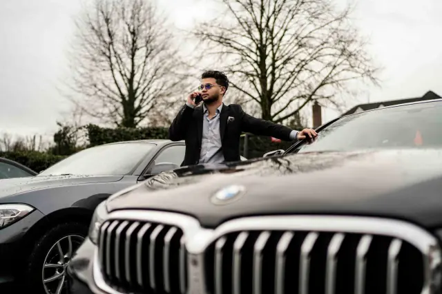 Sales agent van De Sales Guys aan de telefoon