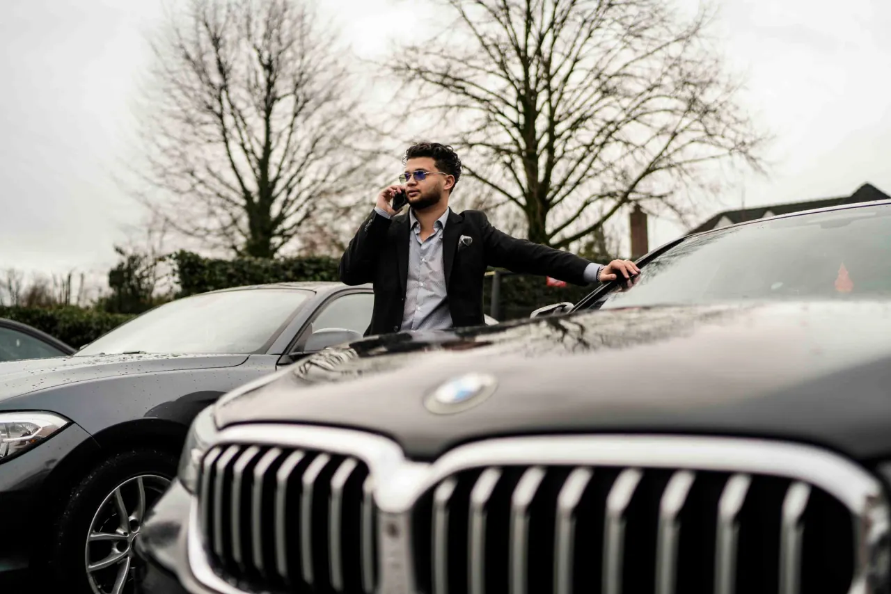Sales agent van De Sales Guys aan de telefoon