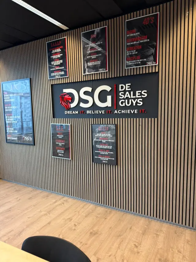 DSG-logo op de wand van het kantoor