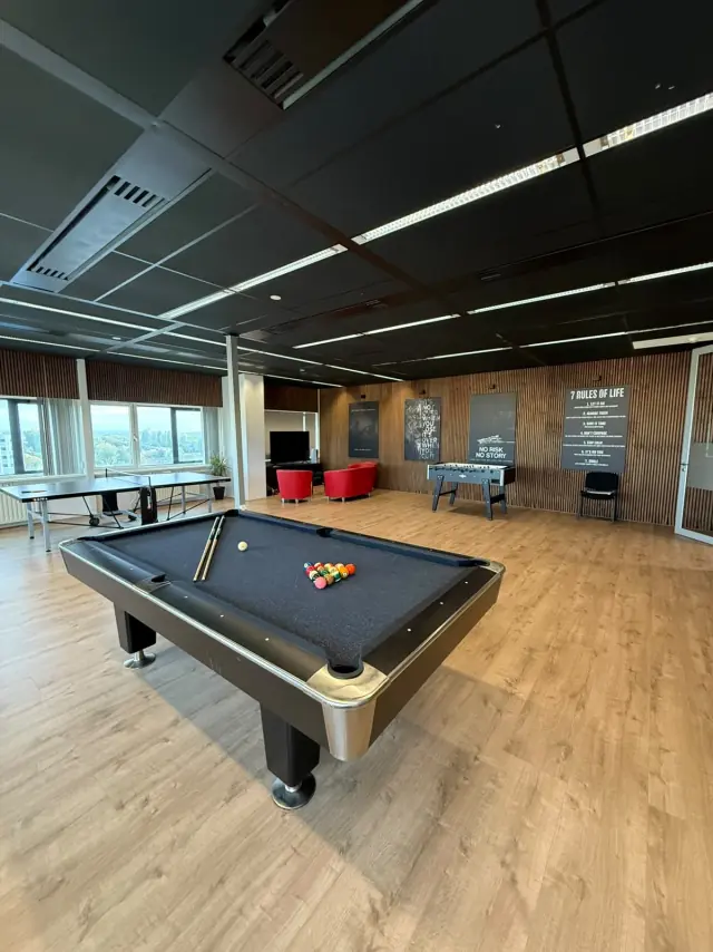 Pooltafel op het kantoor