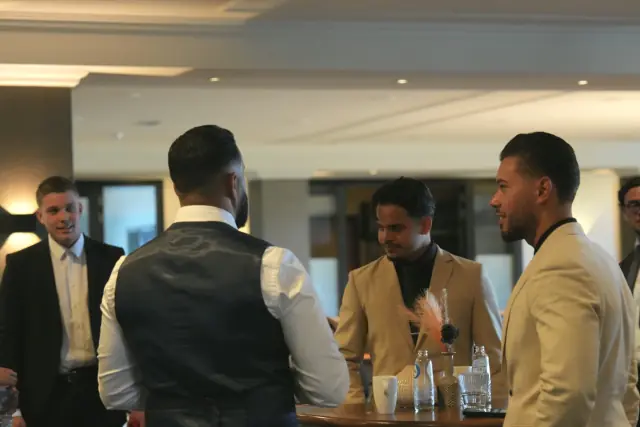 Sales agents van De Sales Guys in gesprek tijdens een teamevent