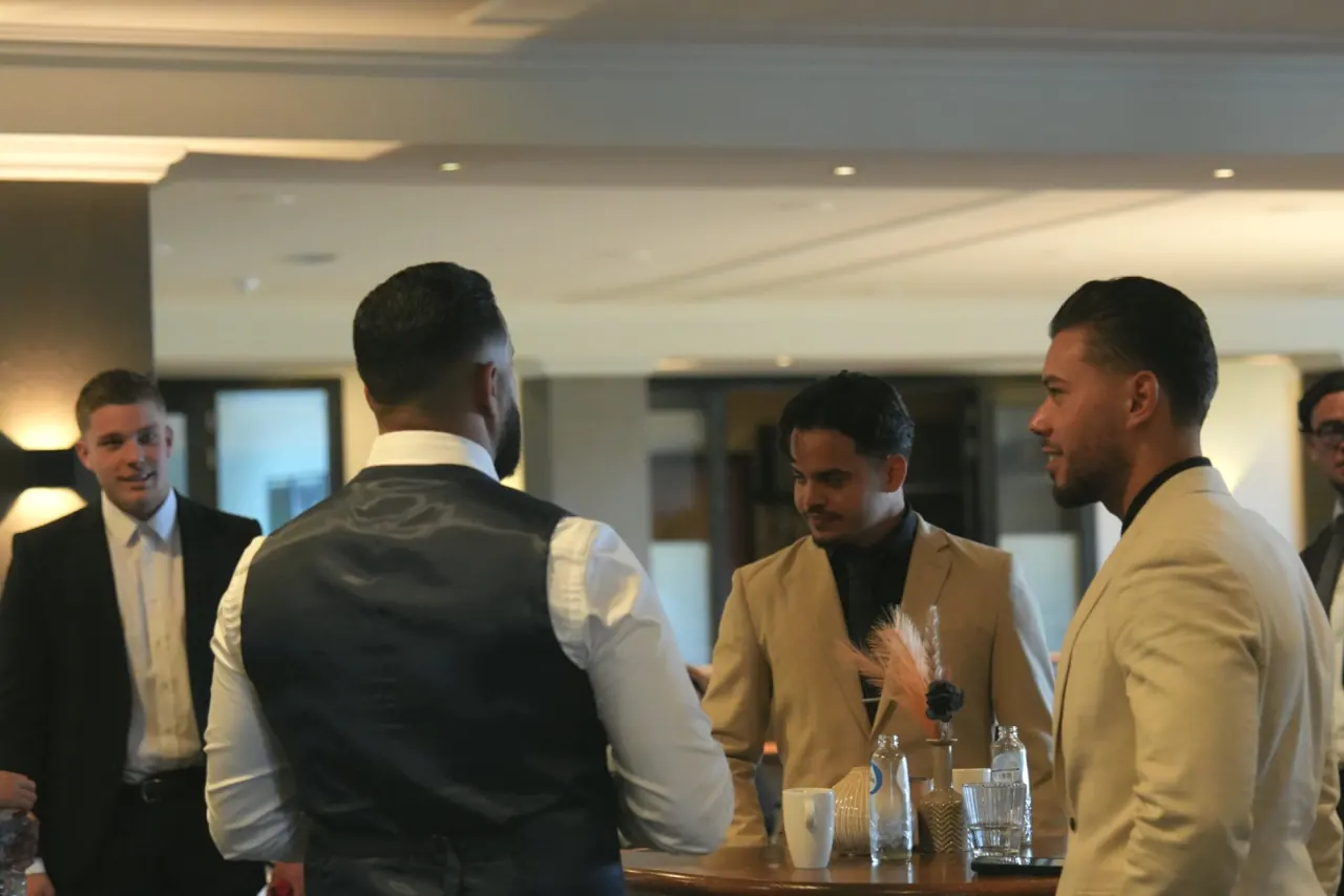 Sales agents van De Sales Guys in gesprek tijdens een teamevent