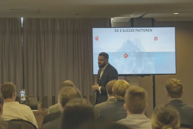 Trainer van De Sales Guys presenteert de 3 succesfactoren in sales
