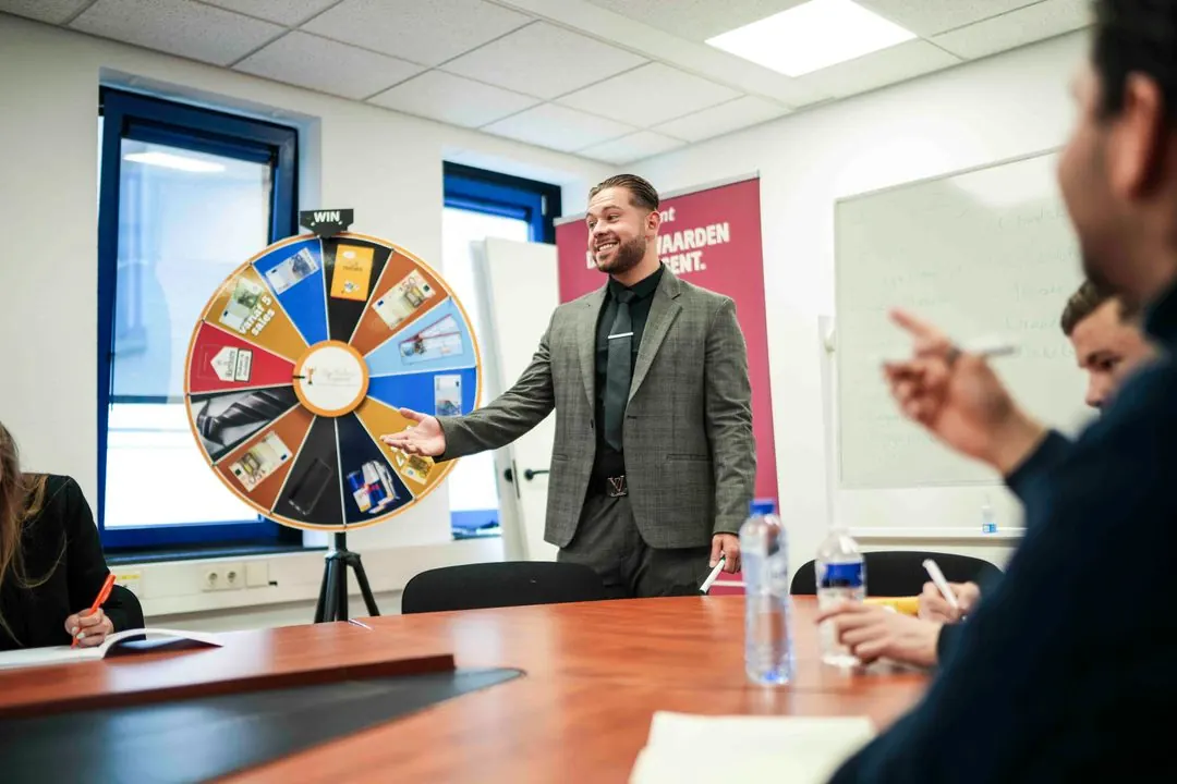 Trainer geeft een salestraining bij De Sales Guys