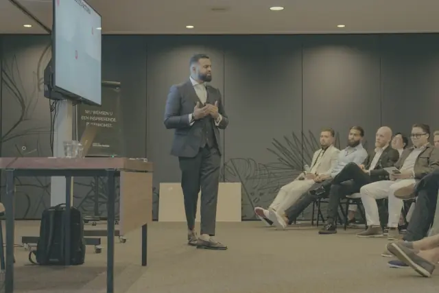 Salestraining bij De Sales Guys: trainer voor een zaal met sales agents